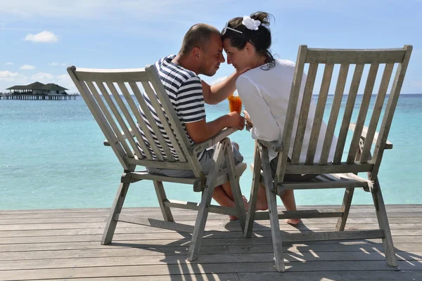 Feliz jovem casal relaxar e tomar bebida fresca — Fotografia de Stock