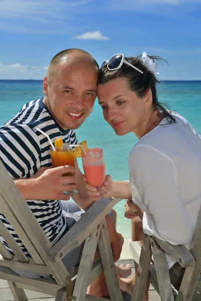 Feliz jovem casal relaxar e tomar bebida fresca — Fotografia de Stock