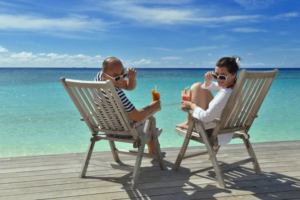 Heureux jeune couple se détendre et prendre une boisson fraîche — Photo