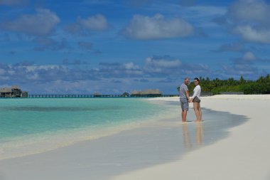 Mutlu genç çift sahilde iyi eğlenceler.