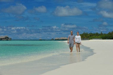 Mutlu genç çift sahilde iyi eğlenceler.