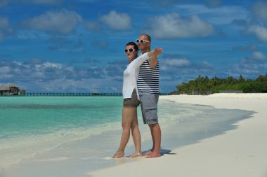 Mutlu genç çift sahilde iyi eğlenceler.