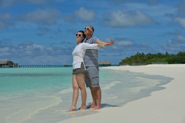 Mutlu genç çift sahilde iyi eğlenceler.