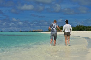 Mutlu genç çift sahilde iyi eğlenceler.