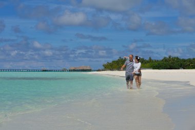 Mutlu genç çift sahilde iyi eğlenceler.