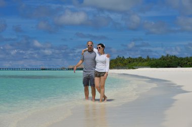 Mutlu genç çift sahilde iyi eğlenceler.