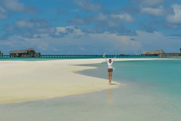 Gelukkige vrouw genieten van zomertijd — Stockfoto