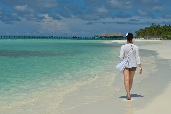 Mujer feliz disfrutar de la hora de verano — Foto de Stock