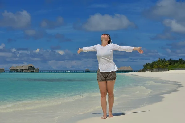 Gelukkige vrouw genieten van zomertijd — Stockfoto