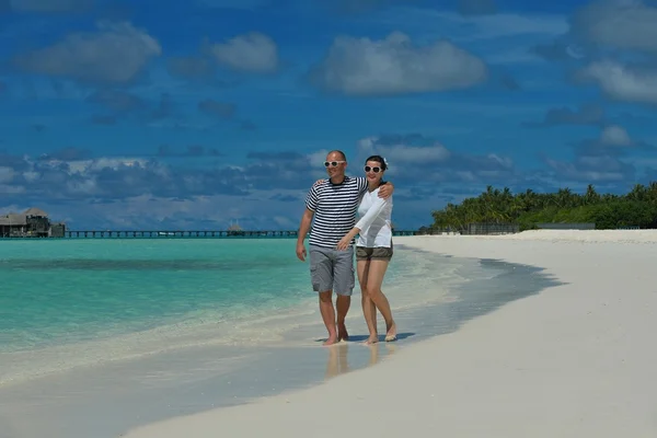 Glada unga par ha kul på stranden — Stockfoto