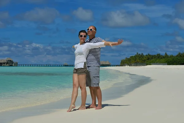 Feliz jovem casal se divertir na praia — Fotografia de Stock