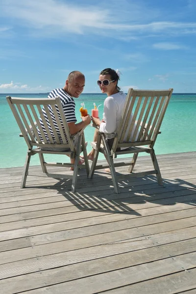 Feliz jovem casal relaxar e tomar bebida fresca — Fotografia de Stock