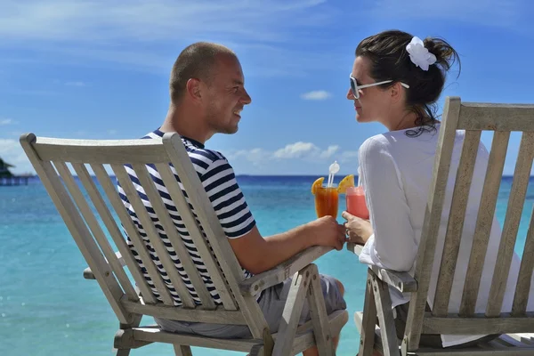 Lyckliga unga par slappna av och ta en fräsch drink — Stockfoto