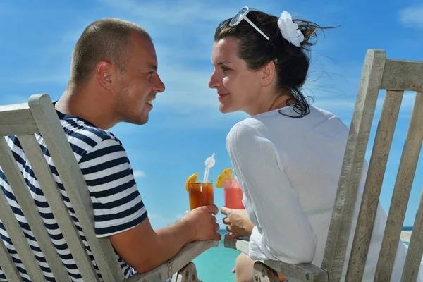 Feliz jovem casal relaxar e tomar bebida fresca — Fotografia de Stock