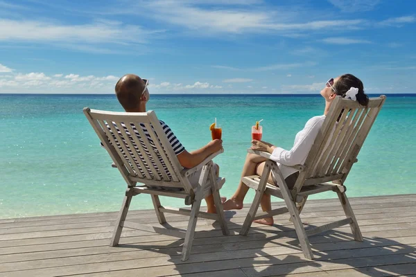 Feliz jovem casal relaxar e tomar bebida fresca — Fotografia de Stock