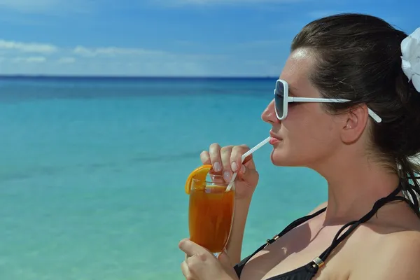 Hermosa joven con una bebida junto al mar —  Fotos de Stock