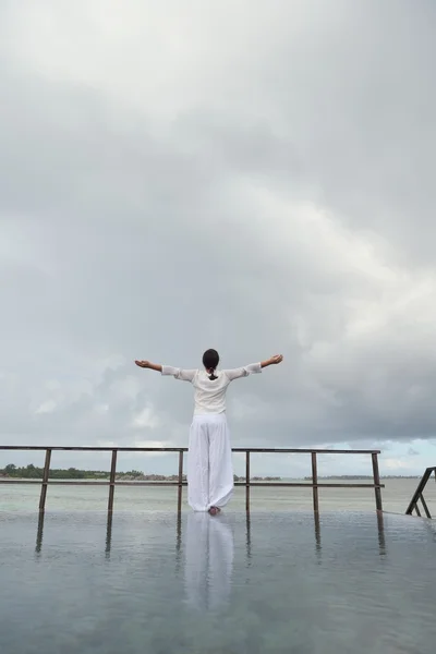 Jeune femme se détendre le jour nuageux d'été — Photo