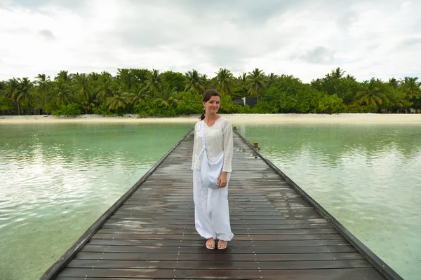 Jeune femme se détendre le jour nuageux d'été — Photo