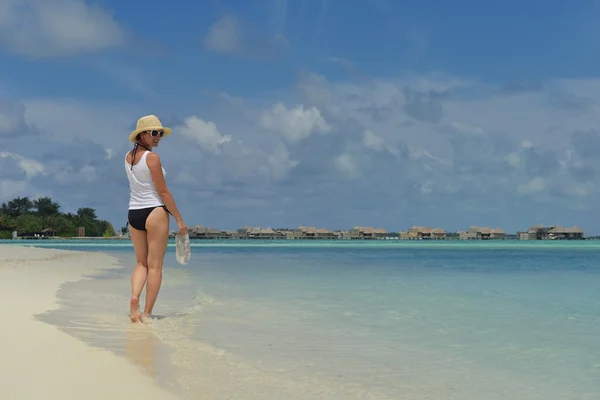 Gelukkige vrouw genieten van zomertijd — Stockfoto