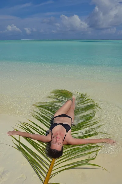 Gelukkige vrouw genieten van zomertijd — Stockfoto