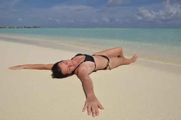 Gelukkige vrouw genieten van zomertijd — Stockfoto