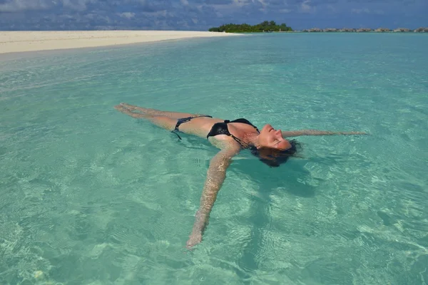 Donna felice godersi l'ora legale — Foto Stock