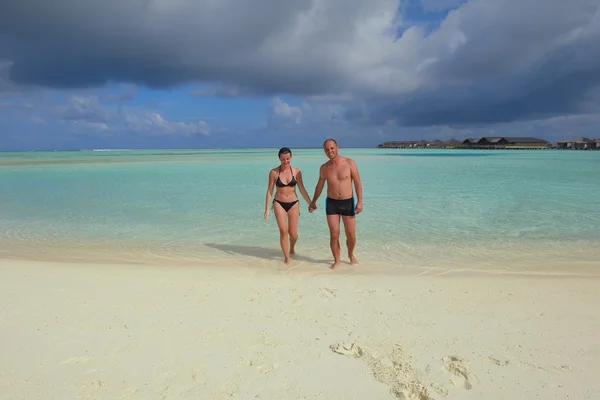 Heureux jeune couple avoir du plaisir sur la plage — Photo