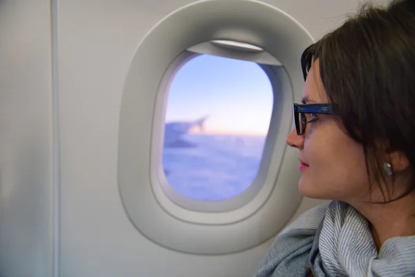 Женщина в самолете путешествия — стоковое фото
