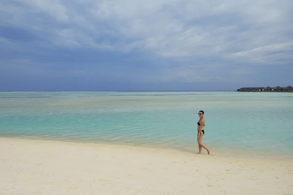 Mujer feliz disfrutar de la hora de verano — Foto de Stock