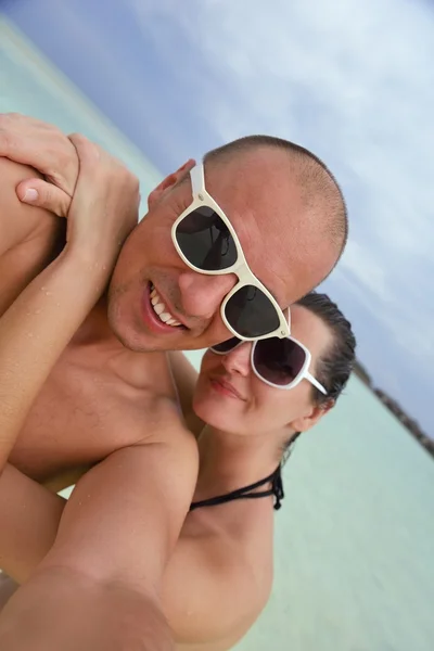 Feliz jovem casal se divertir na praia — Fotografia de Stock