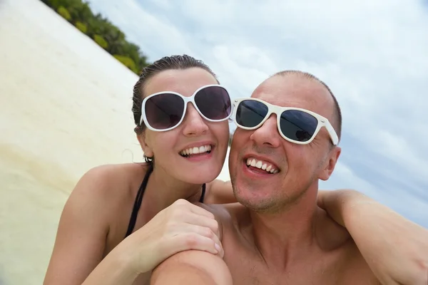 Felice giovane coppia divertirsi sulla spiaggia — Foto Stock