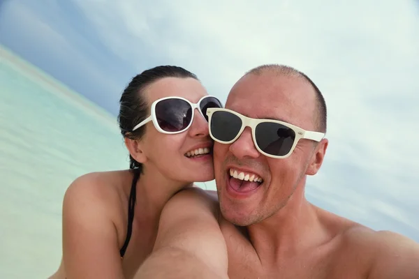 Felice giovane coppia divertirsi sulla spiaggia — Foto Stock