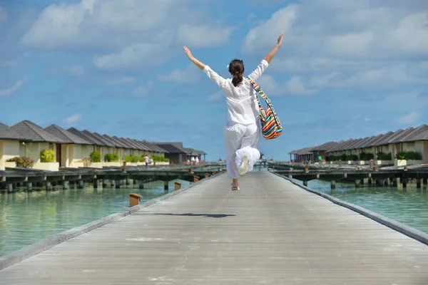 Mujer feliz disfrutar de la hora de verano — Foto de Stock