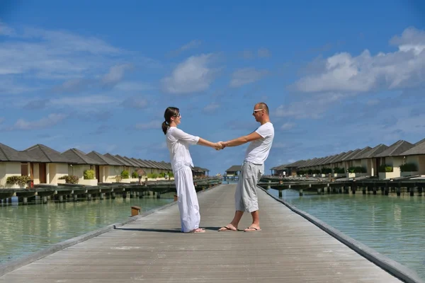 Heureux jeune couple avoir du plaisir sur la plage — Photo