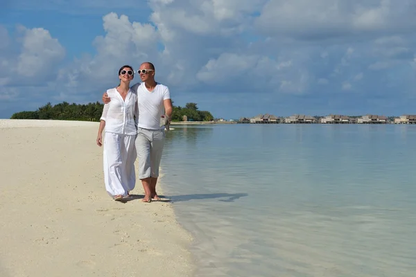 Gelukkig jong paar veel plezier op het strand — Stockfoto