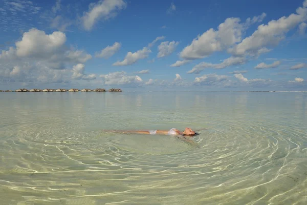 Gelukkige vrouw genieten van zomertijd — Stockfoto