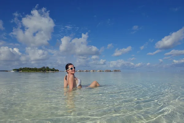 Mujer feliz disfrutar de la hora de verano — Foto de Stock