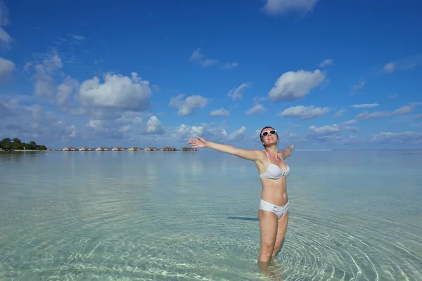 Happy woman enjoy summer time — Stock Photo, Image