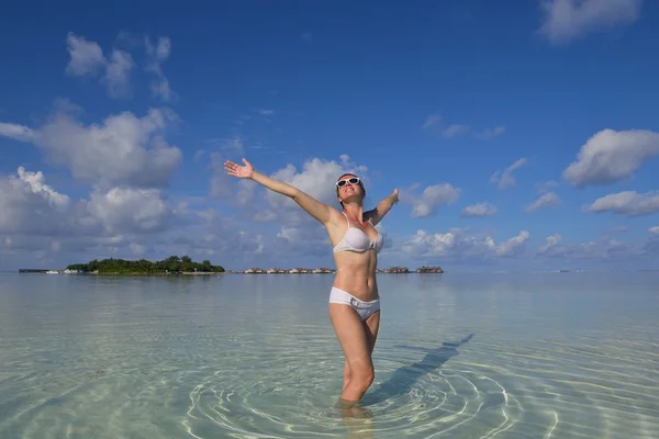 Mujer feliz disfrutar de la hora de verano — Foto de Stock