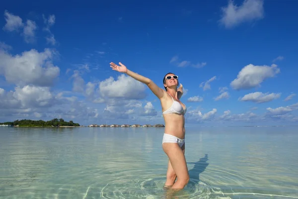 Mujer feliz disfrutar de la hora de verano —  Fotos de Stock