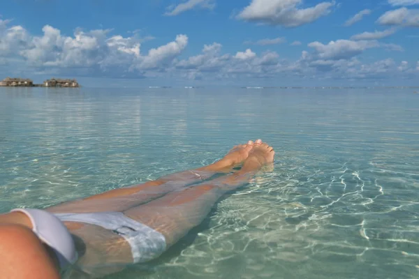 Gelukkige vrouw genieten van zomertijd — Stockfoto