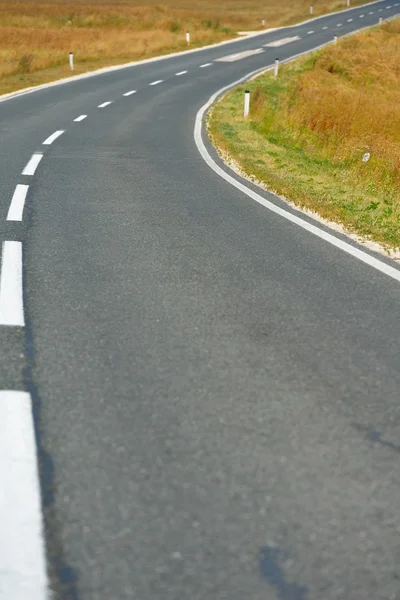 Asfalt yol alan ve üzerine yaz günü mavi gökyüzünde bulutlar — Stok fotoğraf