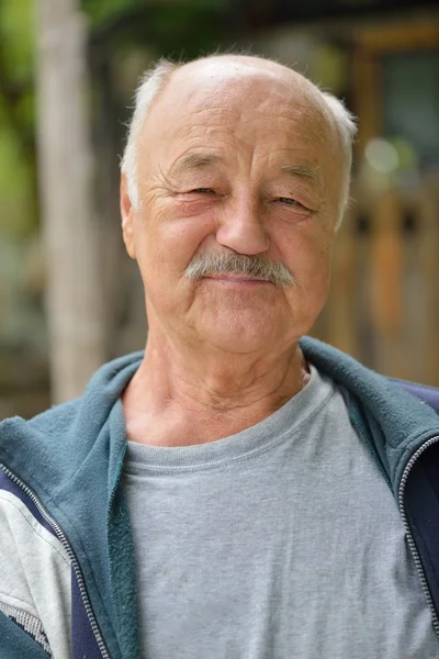 Retrato do homem idoso sorridente — Fotografia de Stock