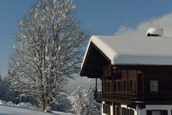 Cabaña alpina en invierno — Foto de Stock