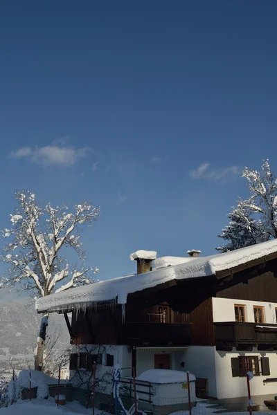 在冬天的高山小屋 — 图库照片