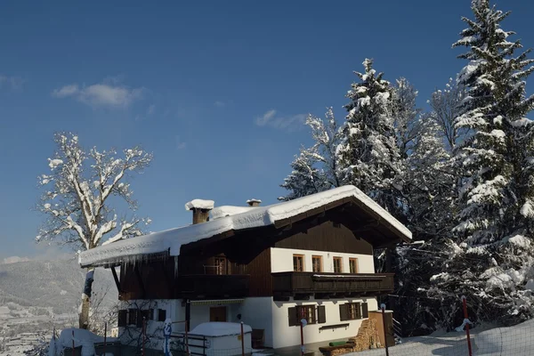 在冬天的高山小屋 — 图库照片