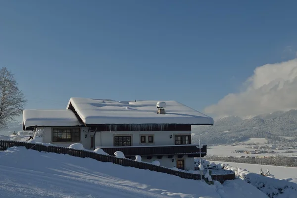 Casa vacanza invernale — Foto Stock