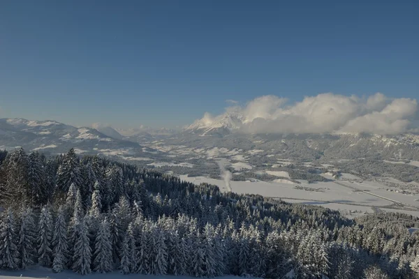 冬の山の風景 ロイヤリティフリーのストック画像