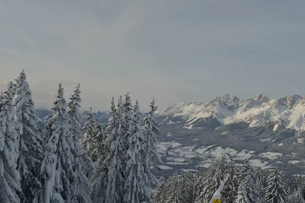 Paesaggio montano invernale — Foto Stock