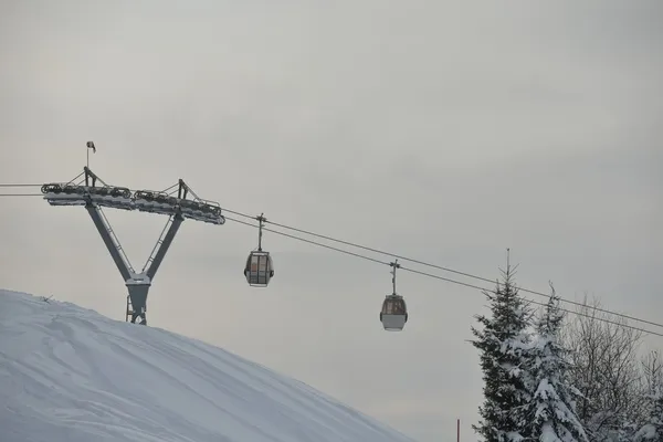 Elevadores de cabine nas altas montanhas nevadas — Fotografia de Stock